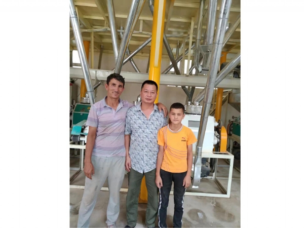 大型面粉機安裝后與客戶合影